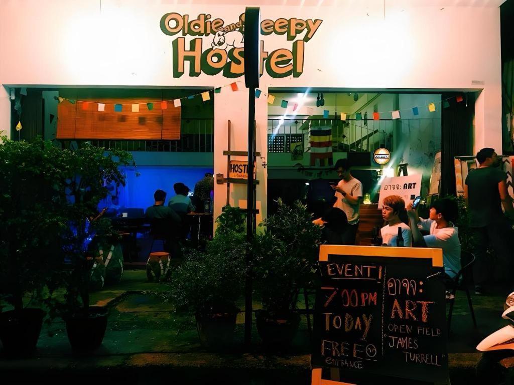 Oldie And Sleepy Hostel Udon Thani Esterno foto