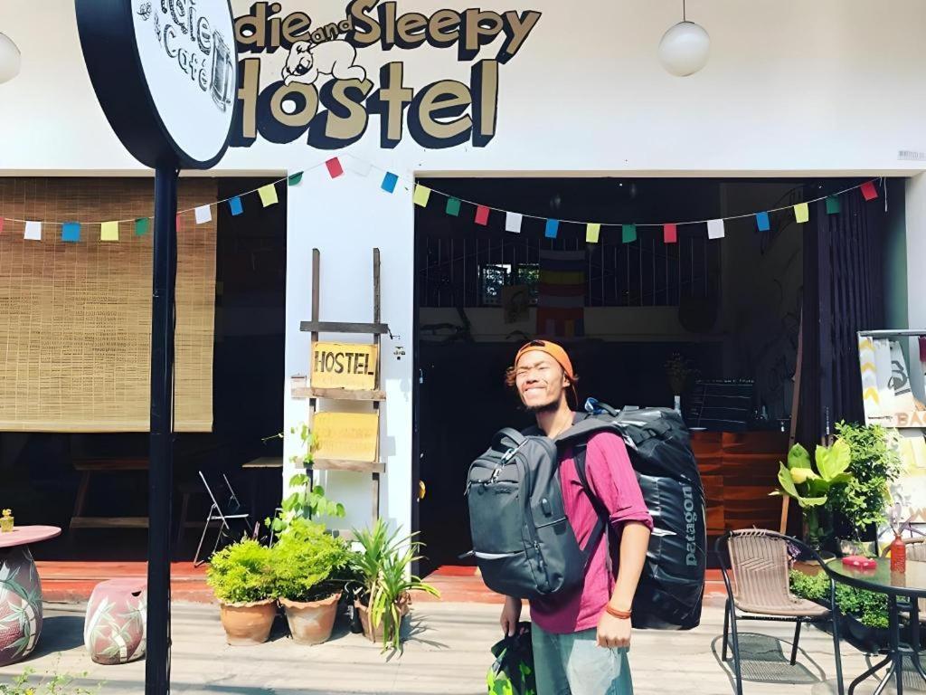 Oldie And Sleepy Hostel Udon Thani Esterno foto